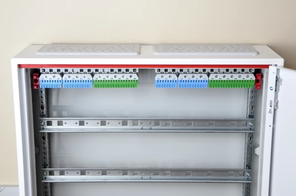 ABB ComfortLine Compact CA27V Щит навесной 168М IP44 c клеммами N